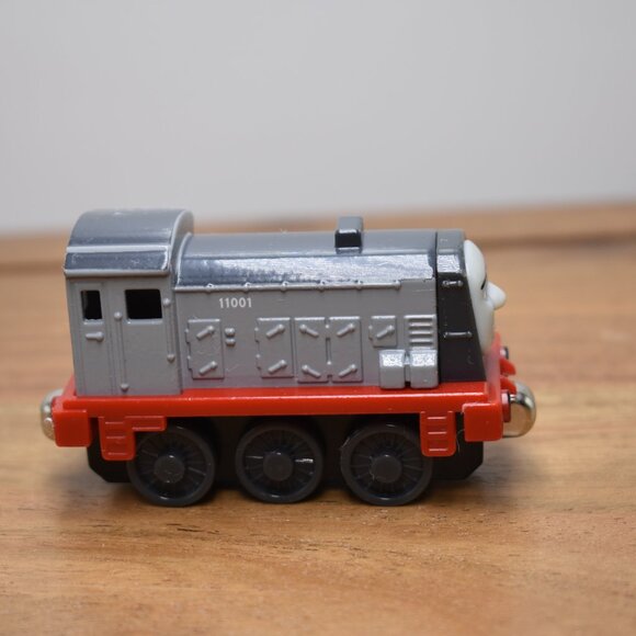 Dennis 11001 Diecast Train Take and Play Push Along Thomas & Friends Mattel 2010 - Picture 4 of 5